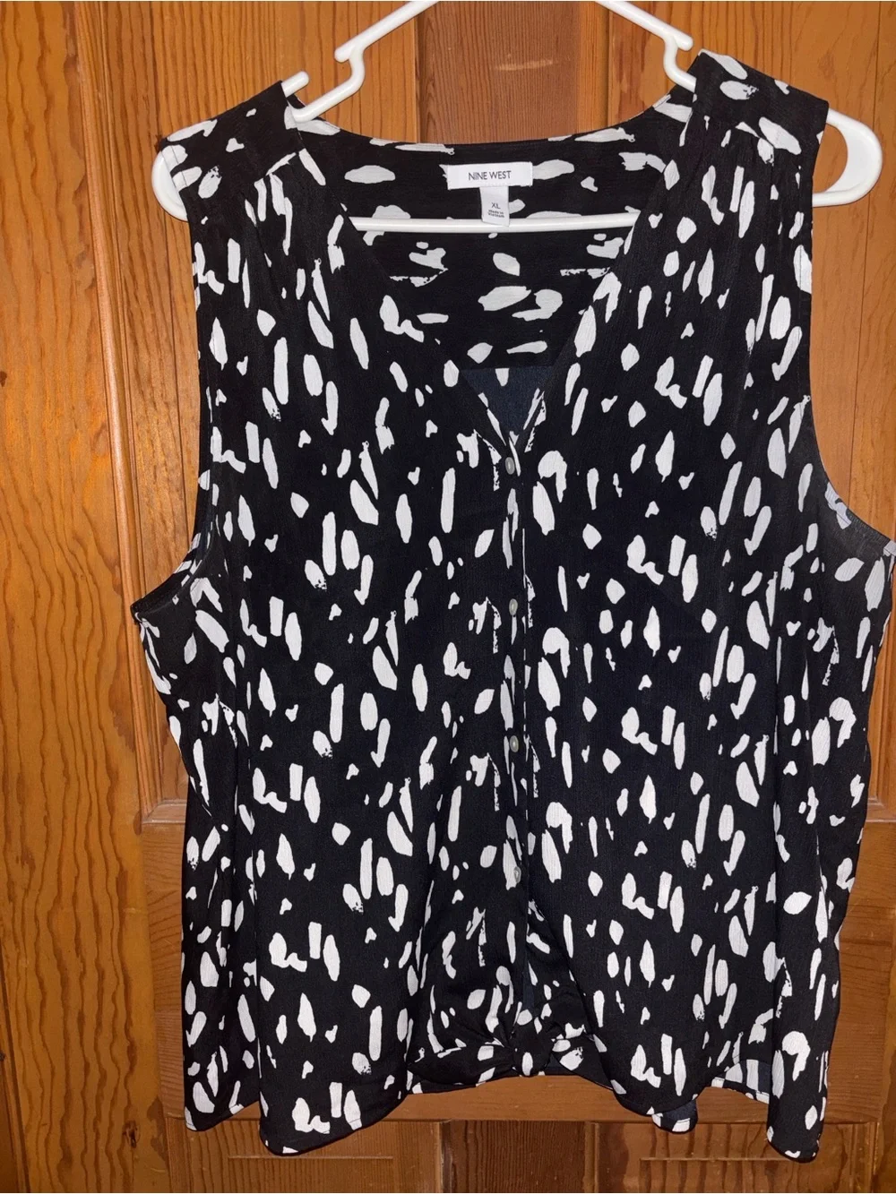 Nine West Black and White Abstract Print Sleeveless V-Neck Camisole - Picture 6 of 6